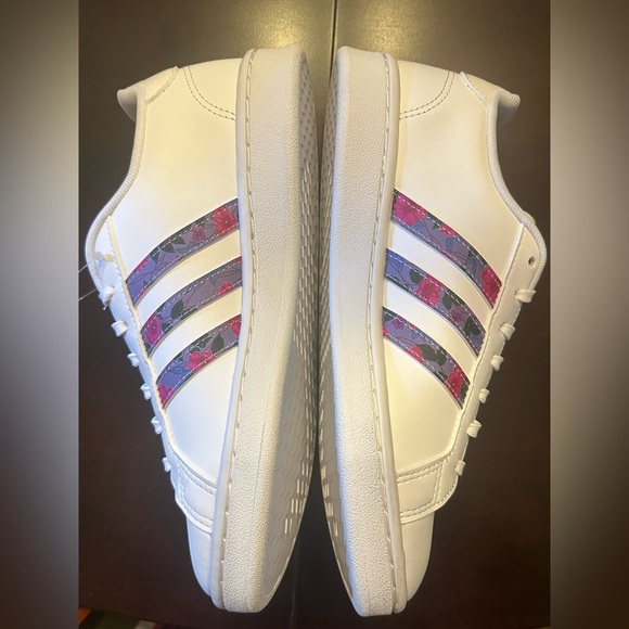 NIB Adidas FARM RIO Grand Court Sneakers EG0536
Floral Sz 7 - Picture 5 of 11